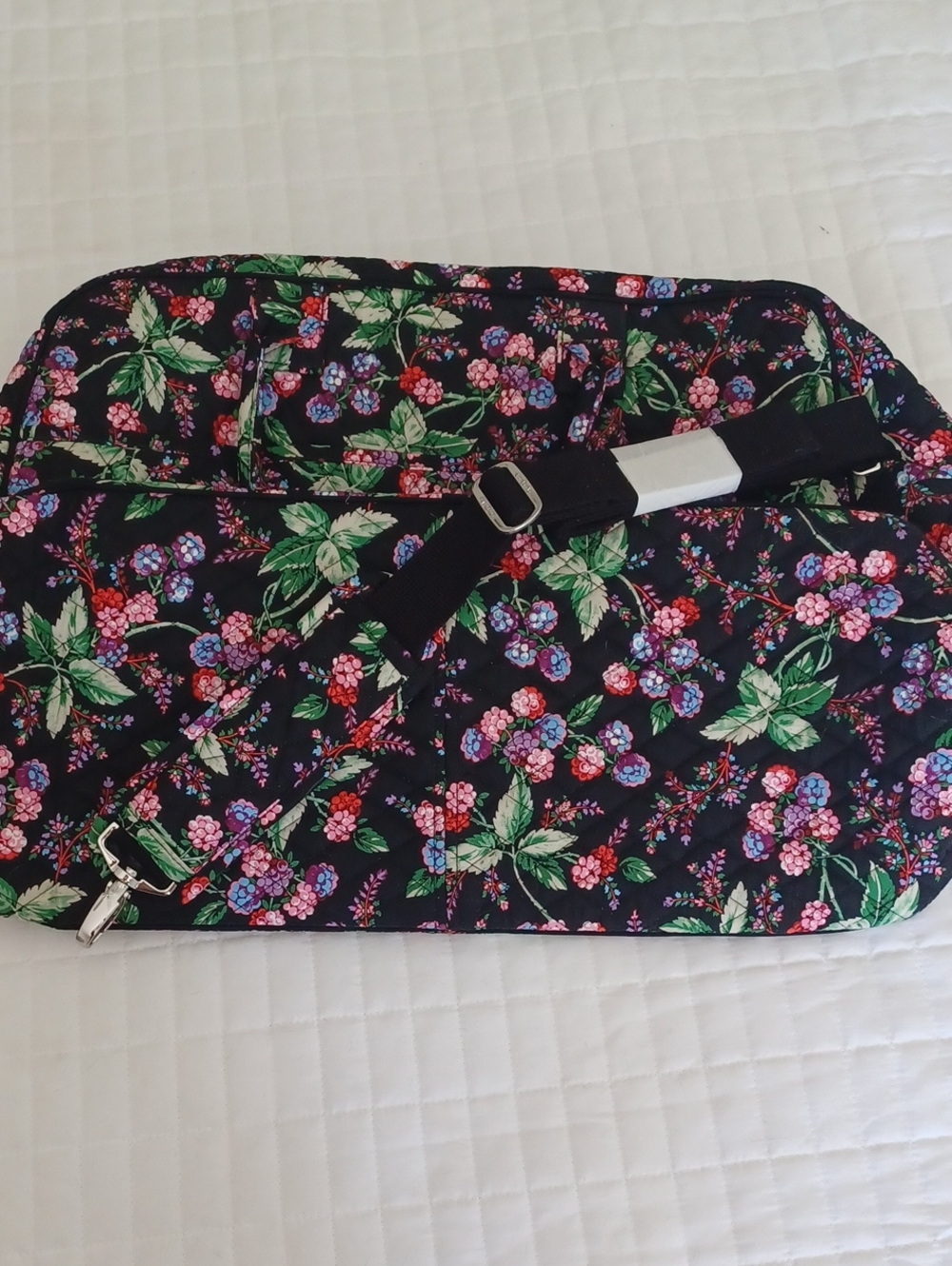 EUC Large Vera Bradley Travel Bag In Winter Berry Pattern - Picture 15 of 16